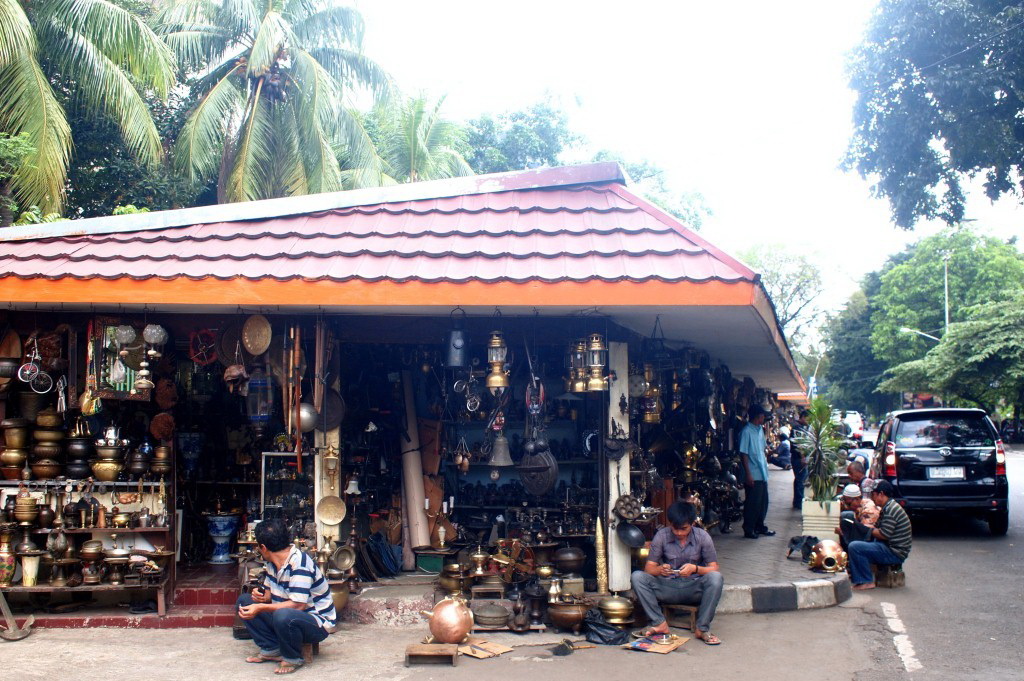 Beragam 'Harta Karun' di Pasar Loak Jatinegara